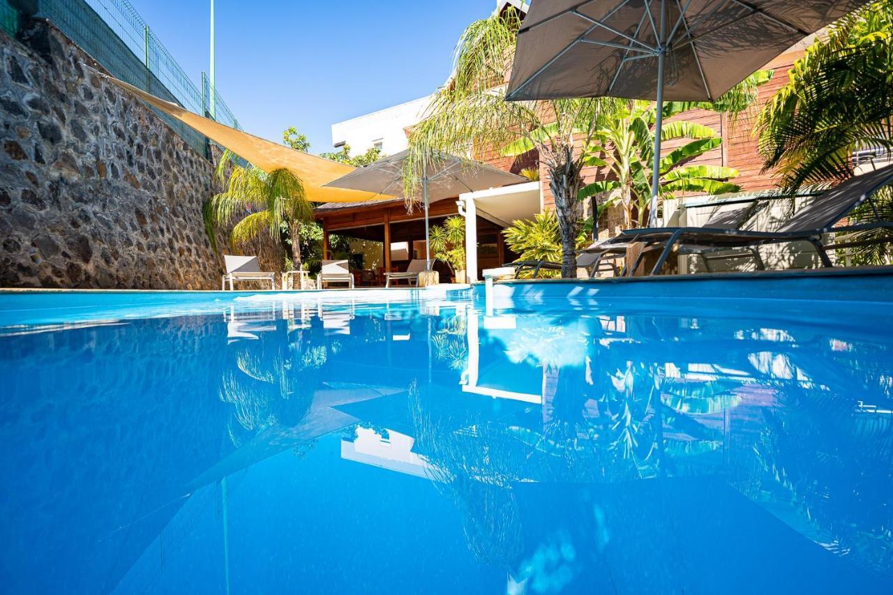 Le Kerveguen Hotel Saint-Gilles-les Bains Bagian luar foto
