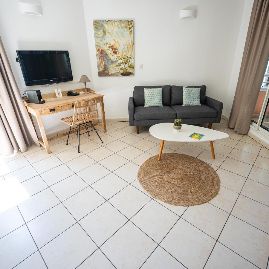 Le Kerveguen Hotel Saint-Gilles-les Bains Bagian luar foto