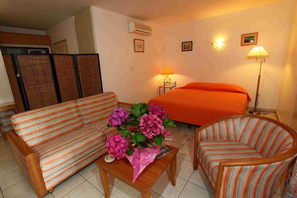 Le Kerveguen Hotel Saint-Gilles-les Bains Bagian luar foto