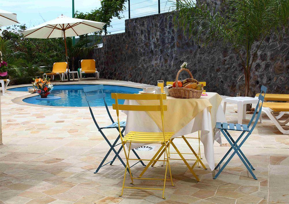 Le Kerveguen Hotel Saint-Gilles-les Bains Bagian luar foto