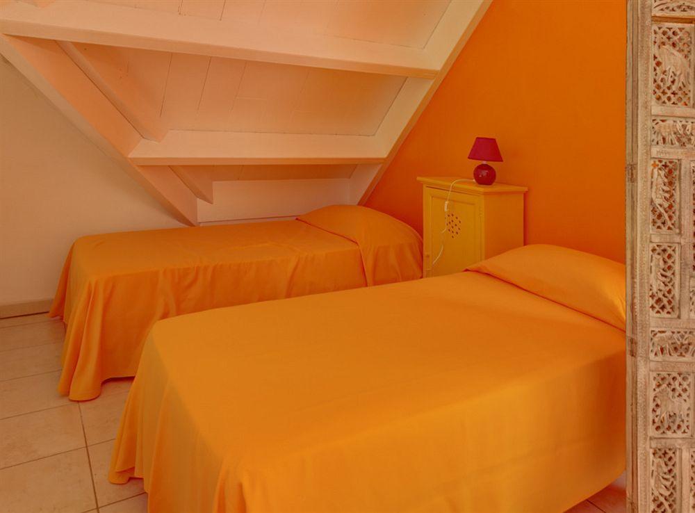 Le Kerveguen Hotel Saint-Gilles-les Bains Bagian luar foto