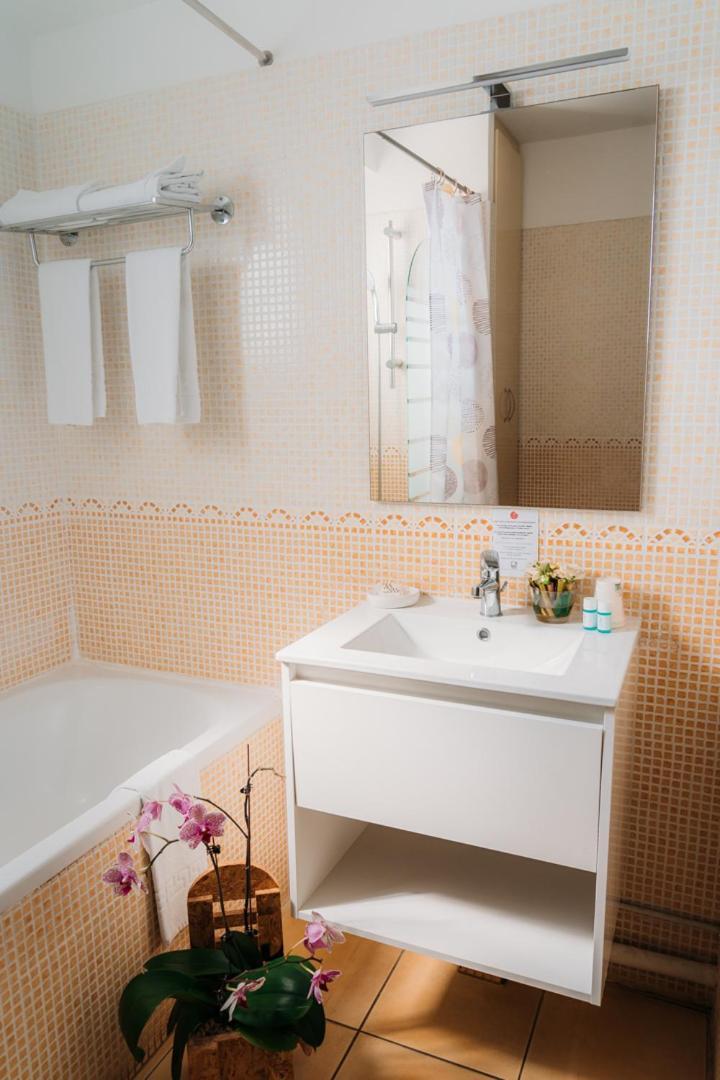 Le Kerveguen Hotel Saint-Gilles-les Bains Bagian luar foto