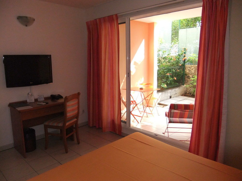 Le Kerveguen Hotel Saint-Gilles-les Bains Bagian luar foto
