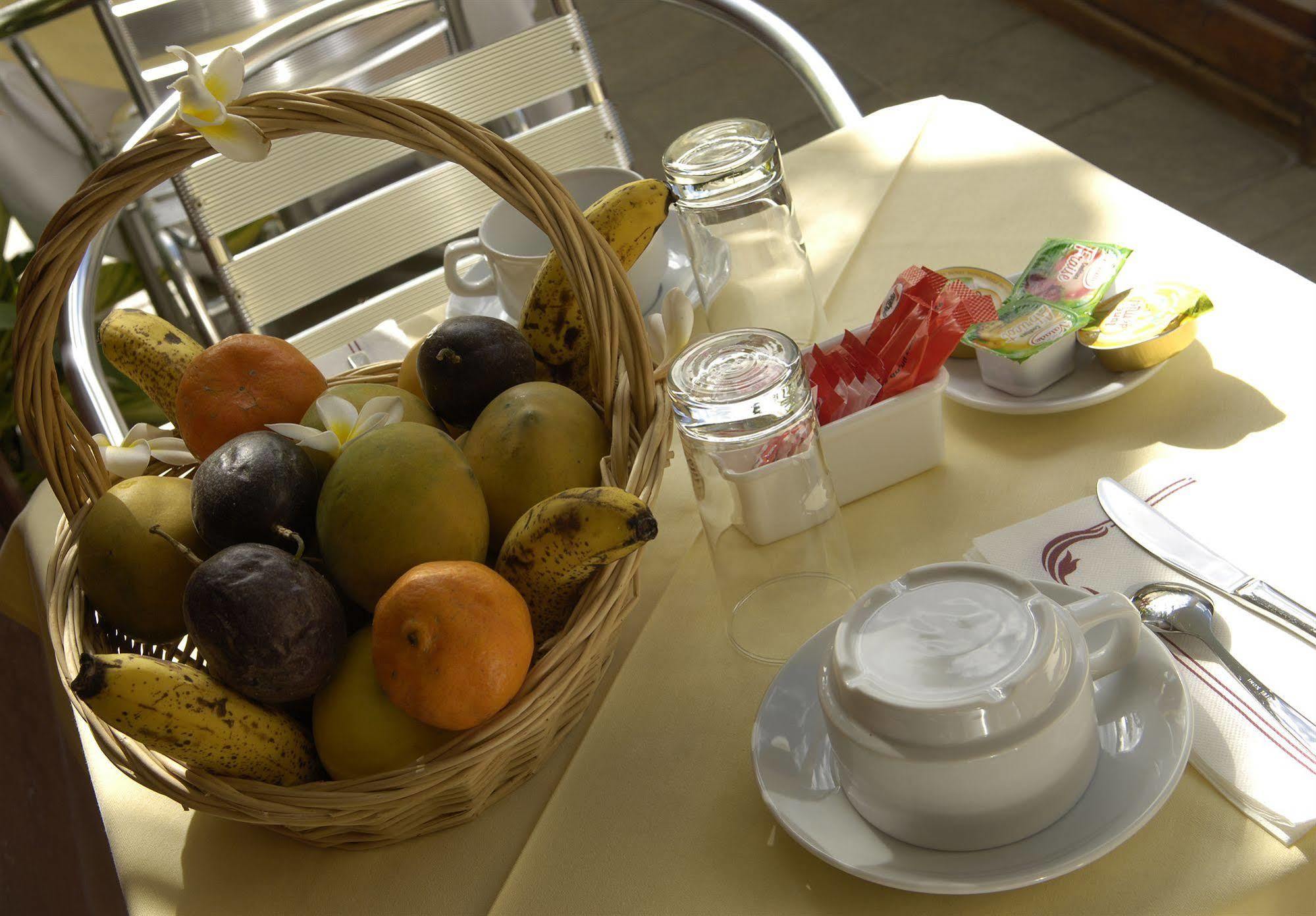 Le Kerveguen Hotel Saint-Gilles-les Bains Bagian luar foto