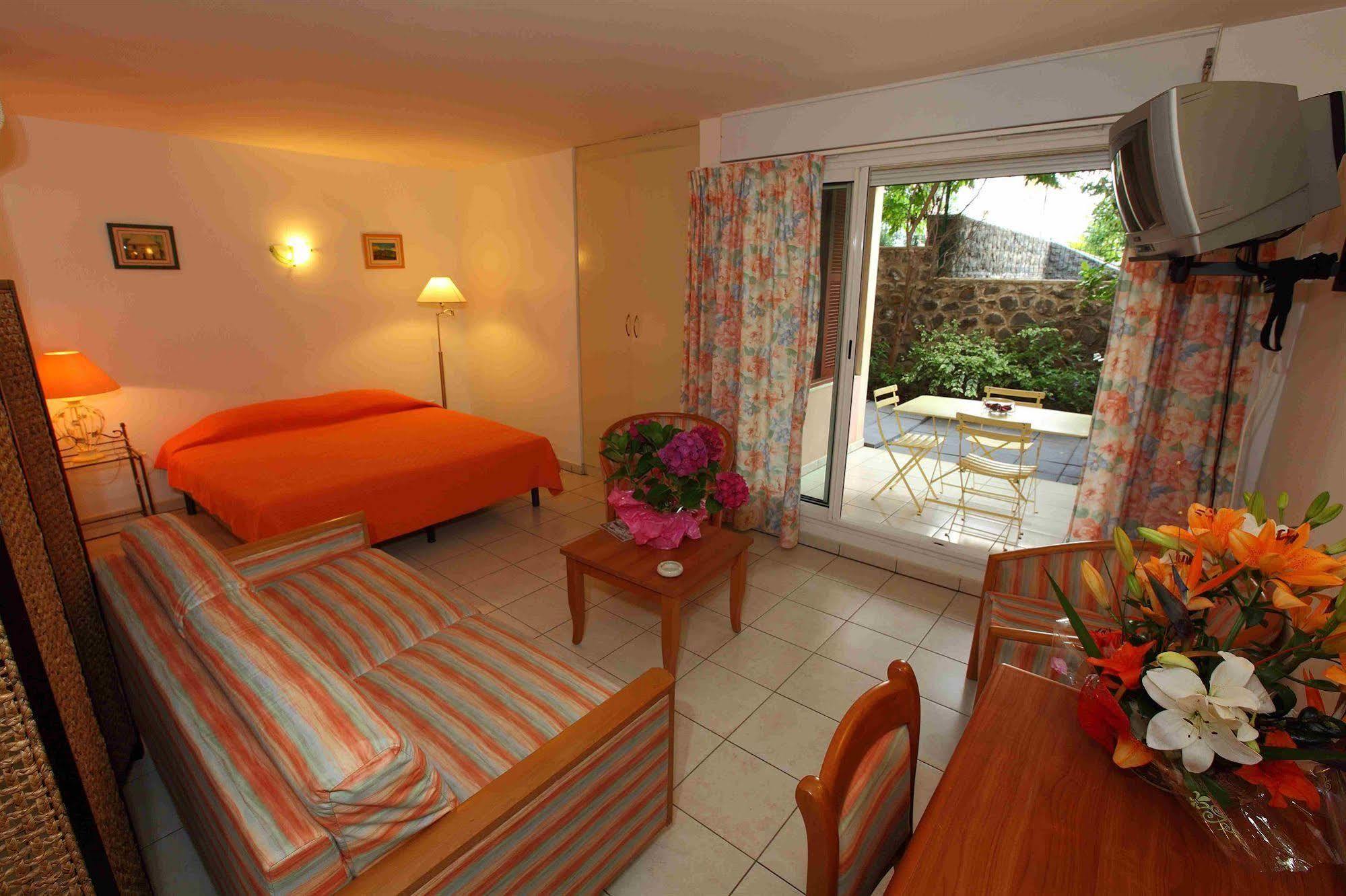Le Kerveguen Hotel Saint-Gilles-les Bains Bagian luar foto