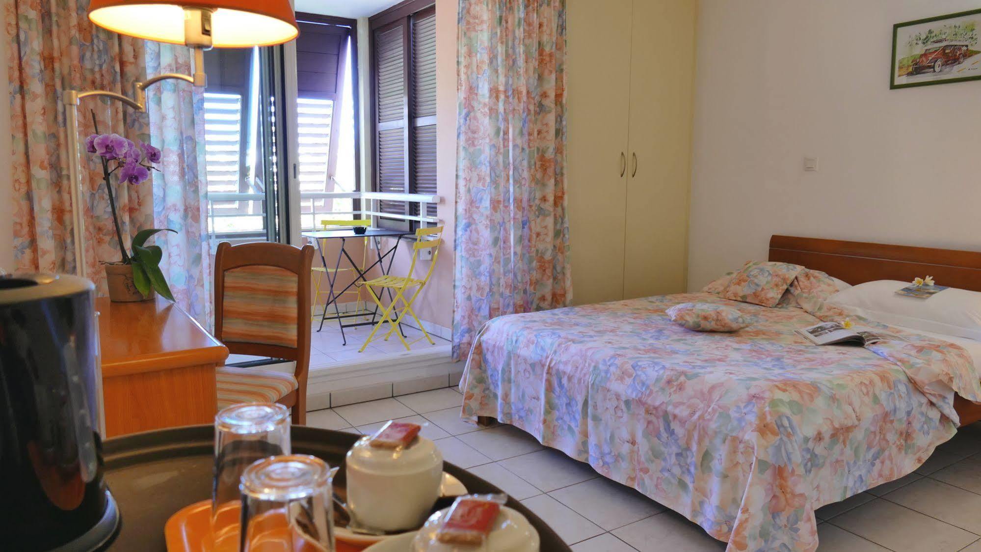 Le Kerveguen Hotel Saint-Gilles-les Bains Bagian luar foto