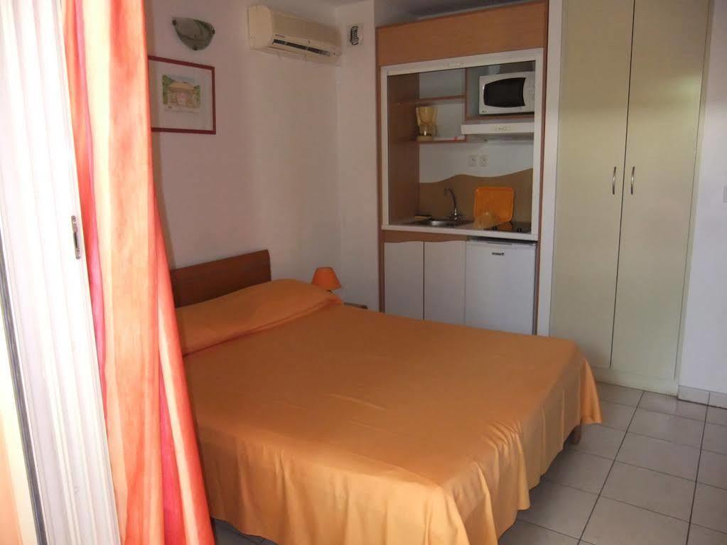 Le Kerveguen Hotel Saint-Gilles-les Bains Bagian luar foto