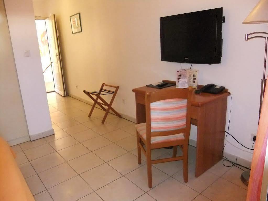 Le Kerveguen Hotel Saint-Gilles-les Bains Bagian luar foto