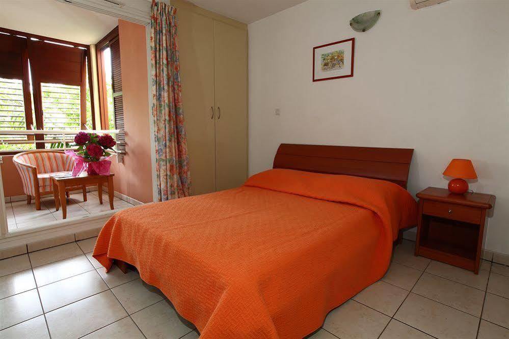 Le Kerveguen Hotel Saint-Gilles-les Bains Bagian luar foto